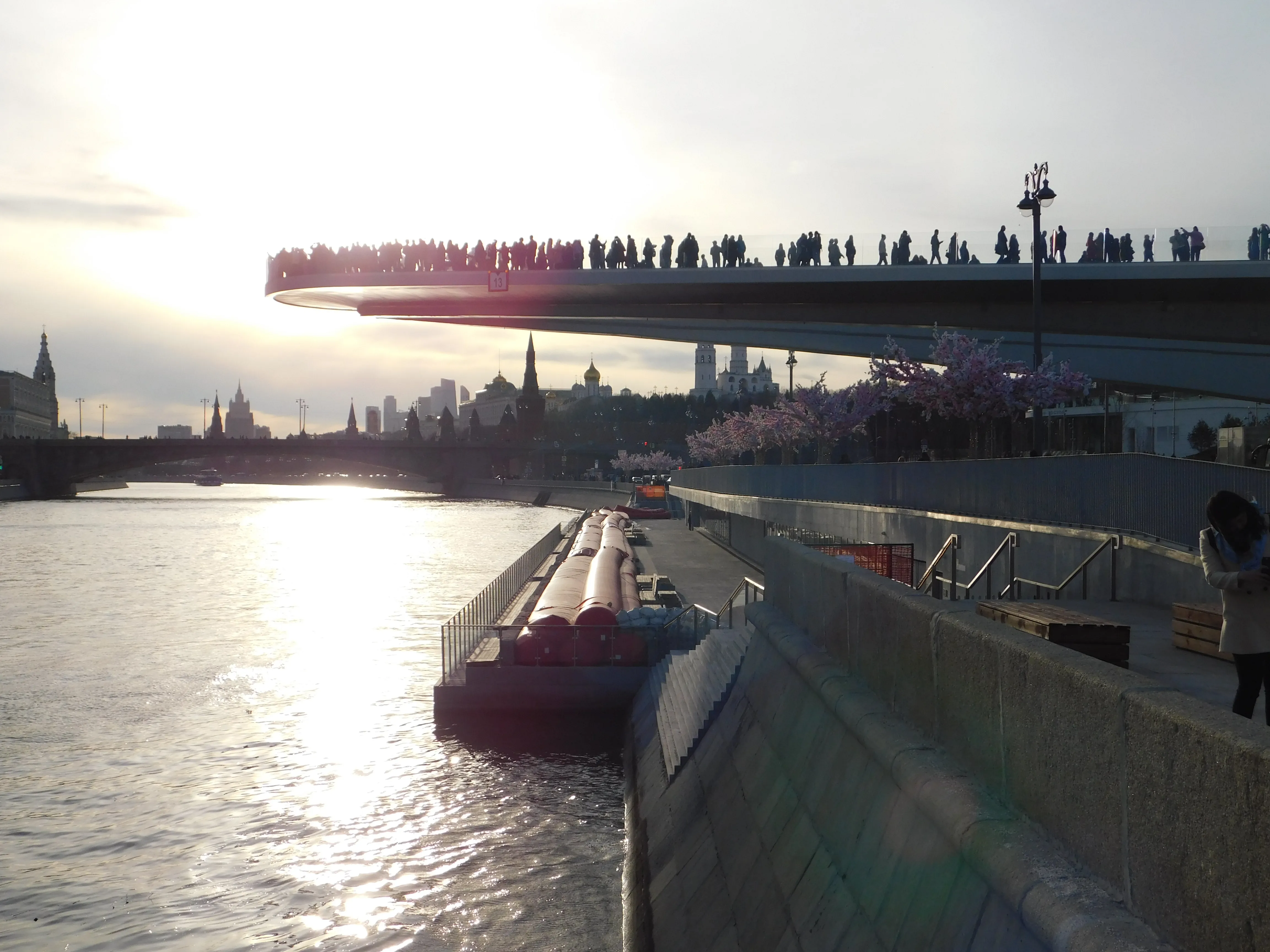 Парящий мост в парке «Зарядье», вид сбоку