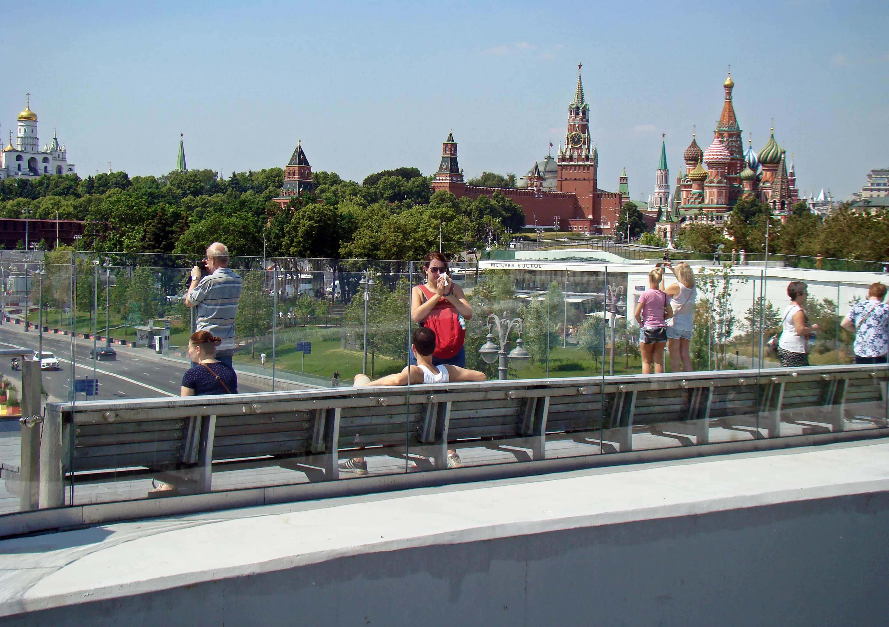 Парящий мост в парке «Зарядье» с видом на Кремль