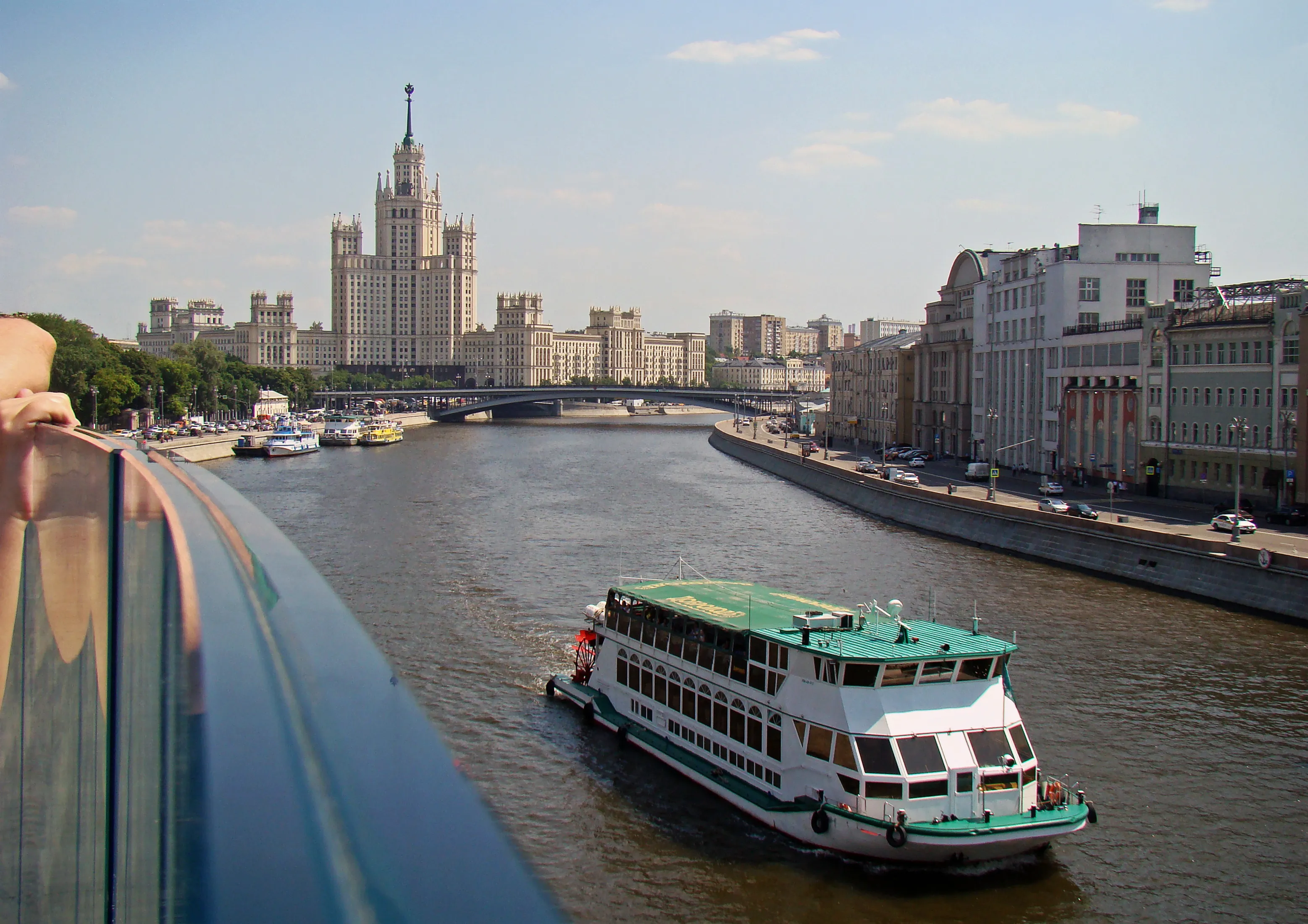Вид с Парящего моста на Москву-реку и Котельническую набережную